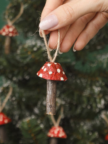 • Bonsai Kokedama Pino Nana en Piedra con Charm Hongo