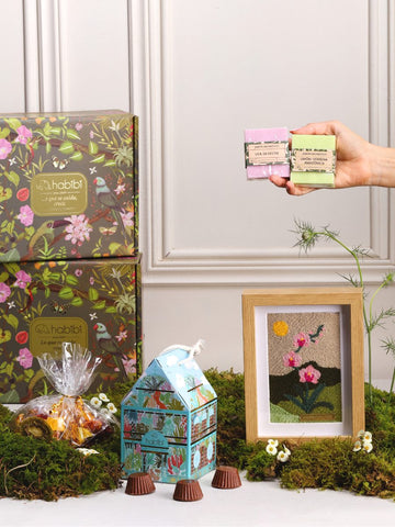 Kit Jardín Secreto con obra tejida Wayuu Ipomoea, jabones tropicales y casita de trufas e infusiones — regalo artesanal Habibi