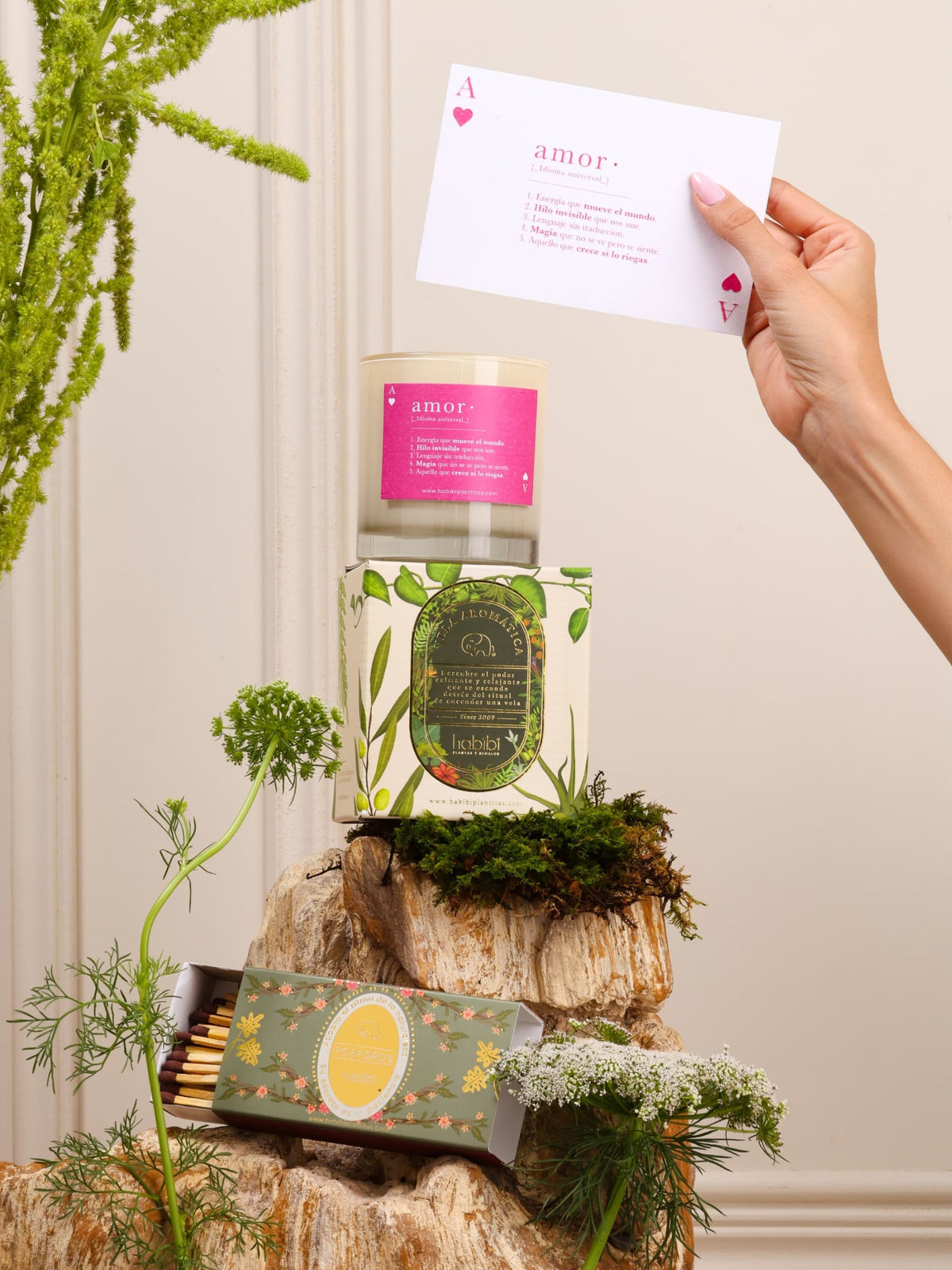 Kit Mi Persona Favorita: vela aromática con la definición de Amor decorada con cuarzo, cajita de fósforos de madera con detalles dorados y postal con el as de corazones en sobre con sello dorado.