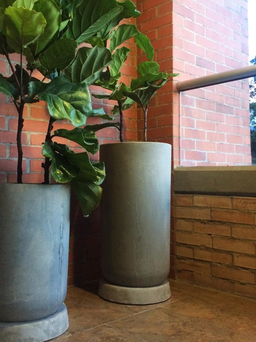 macetas-de-piso-macetas-grandes-en-concreto-para-plantas-de-interior-plantas-de-exterior-macetas-extragrandes-decoracion-habibi-plantitas.jpg